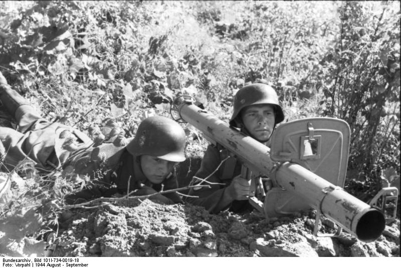 Soubor:Bundesarchiv Bild 101I-734-0019-18, Russland-Nord, Soldaten mit Raketen-Panzer-Büchse.jpg