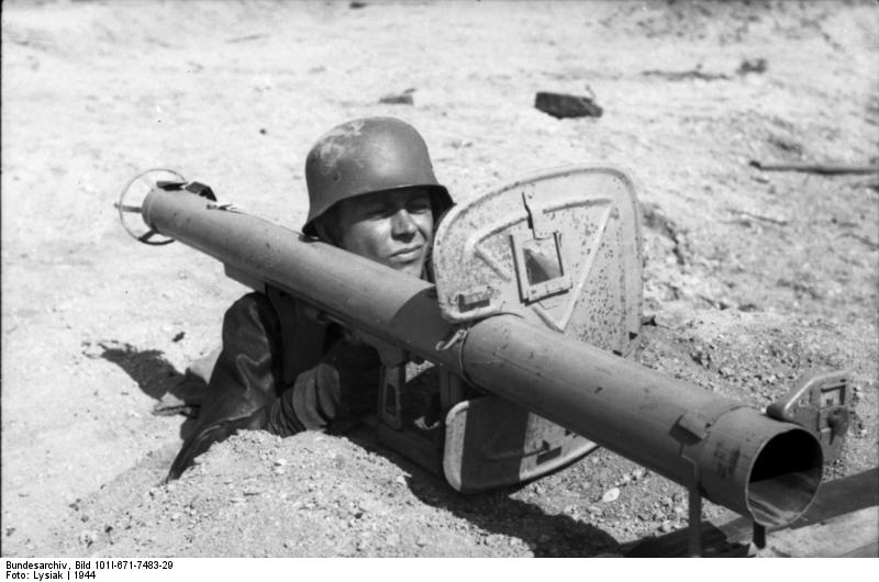 Soubor:Bundesarchiv Bild 101I-671-7483-29, Reichsgebiet, Soldat mit Panzerabwehrwaffe.jpg