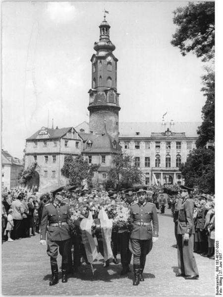 Soubor:Bundesarchiv Bild 183-48137-0003, Weimar, Begräbnis Louis Fürnberg.jpg