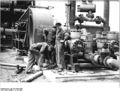 Bundesarchiv Bild 183-56906-0008, Erdölförderung im Fallstein.jpg