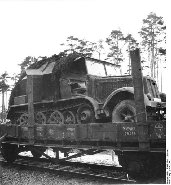 Soubor:Bundesarchiv RH8II Bild-B1945-44, Peenemünde, Kraftfahrzeugtransport mit Eisenbahn.jpg