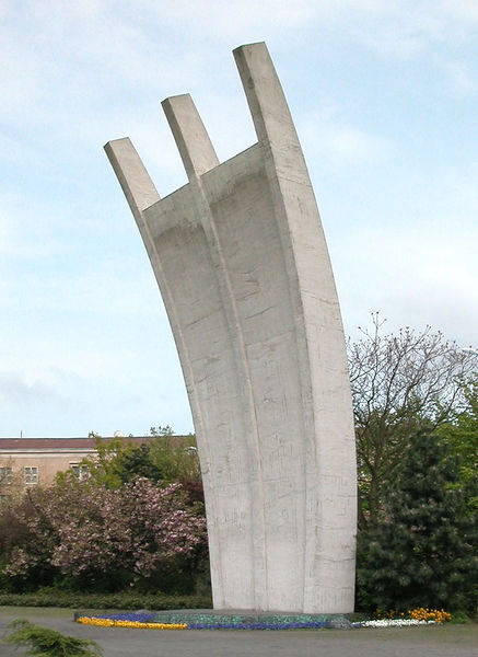 Soubor:Berlin Tempelhof Luftbrueckendenkmal.jpg