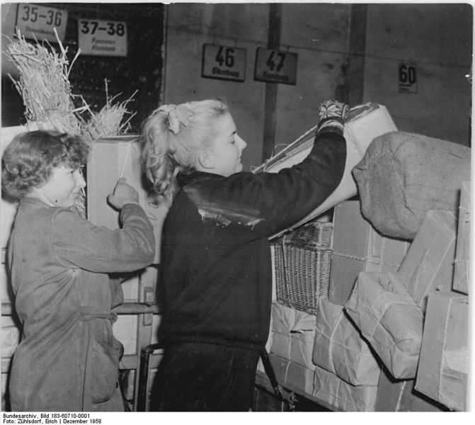 Soubor:Bundesarchiv Bild 183-60710-0001, Berlin, Postamt O 17, Paketsortierung.jpg