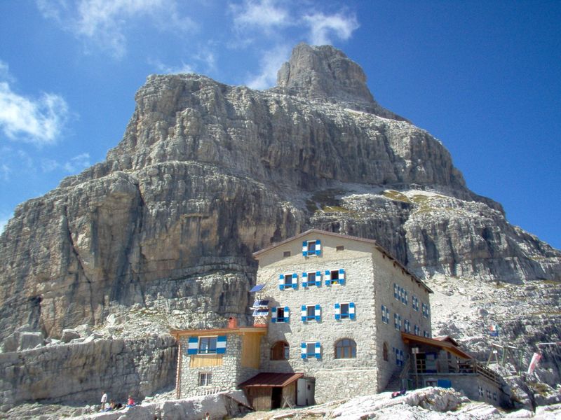 Soubor:Rifugio Pedrotti - Dolomiti di Brenta.jpg