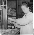 Bundesarchiv Bild 183-55555-0002, VEB Berlin-Chemie, Auszeichnung von Frauen.jpg