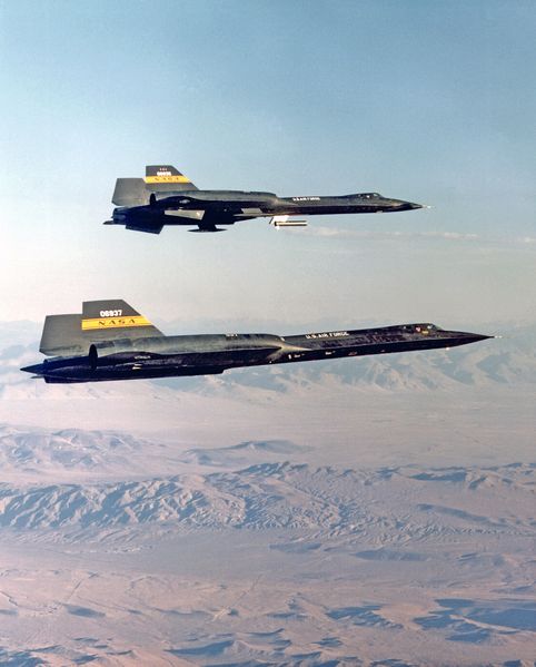 Soubor:Two YF-12 aircraft in flight.jpg