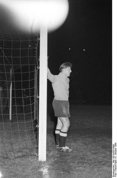 Soubor:Bundesarchiv Bild 183-41853-0009, SC Wismut gegen 1. FC Kaiserslautern.jpg