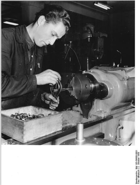 Soubor:Bundesarchiv Bild 183-59008-0001, VEB Berliner Glühlampenwerk, Dreher-Lehrling.jpg