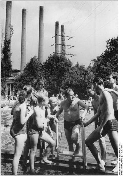 Soubor:Bundesarchiv Bild 183-47805-0001, Lothar Heinz Hauenschild mit Schülern bei Schwimmmeisterschaft.jpg