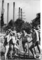 Bundesarchiv Bild 183-47805-0001, Lothar Heinz Hauenschild mit Schülern bei Schwimmmeisterschaft.jpg