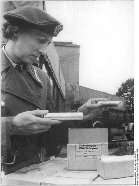 Soubor:Bundesarchiv Bild 183-58816-0006, Tränengasbomben für Westberliner Wahlen.jpg