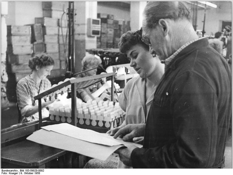 Soubor:Bundesarchiv Bild 183-59020-0002, VEB Berliner Glühlampenwerk, Exportplan.jpg