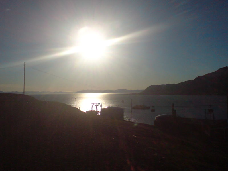 Soubor:Midnight sun Longyearbyen.JPG