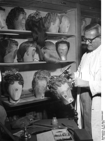 Soubor:Bundesarchiv B 145 Bild-F000894-0007, Berlin, Schiller-Theater, Maskenbildner.jpg