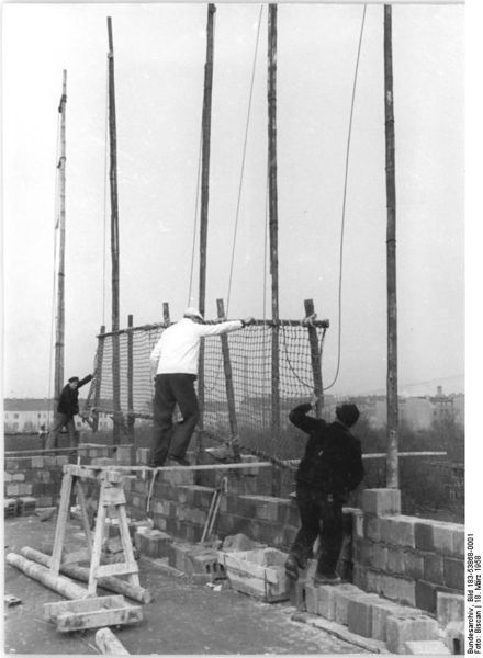 Soubor:Bundesarchiv Bild 183-53868-0001, Schutznetze auf der Baustelle.jpg