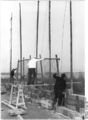 Bundesarchiv Bild 183-53868-0001, Schutznetze auf der Baustelle.jpg