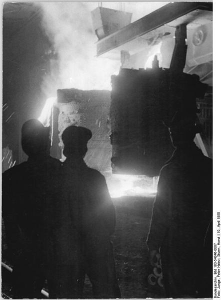 Soubor:Bundesarchiv Bild 183-54346-0007, VEB Stahl- und Walzwerk Brandenburg, Abstich.jpg