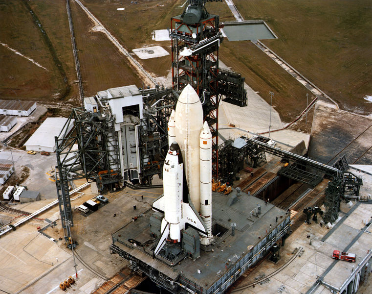 Soubor:Columba.sts-1.launch pad arival.triddle.jpg