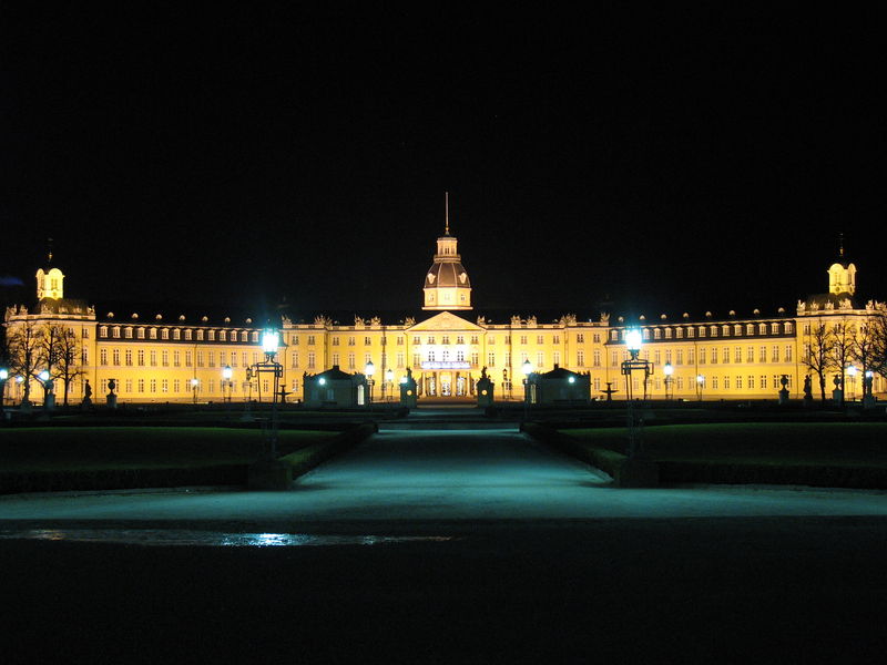 Soubor:Karlsruhe Germany CastleByNight.jpg