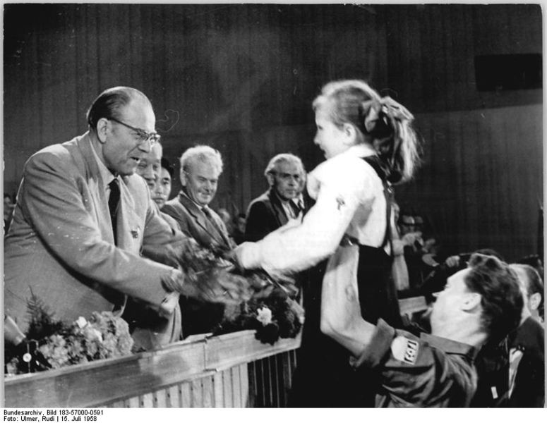 Soubor:Bundesarchiv Bild 183-57000-0591, Berlin, V. SED-Parteitag, 6.Tag.jpg