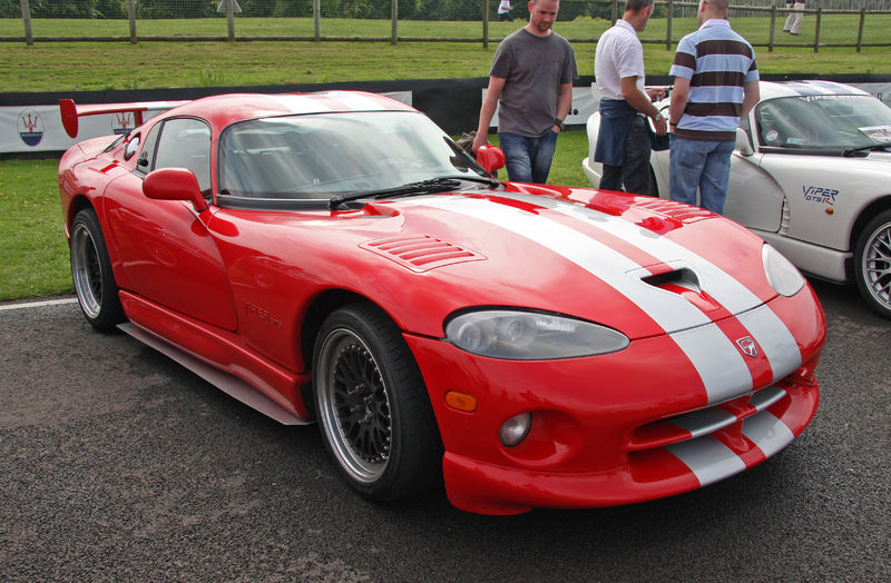 Soubor:Dodge Viper GTS (Red-white) at the Goodwood Breakfast Club.jpg