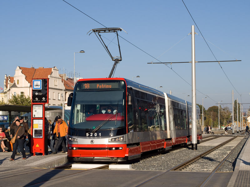 Soubor:Hradčanská, Škoda 15T.jpg