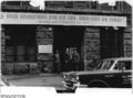 Bundesarchiv Bild 183-56618-0002, Briefe für amerikanische Hubschrauberbesatzung.jpg