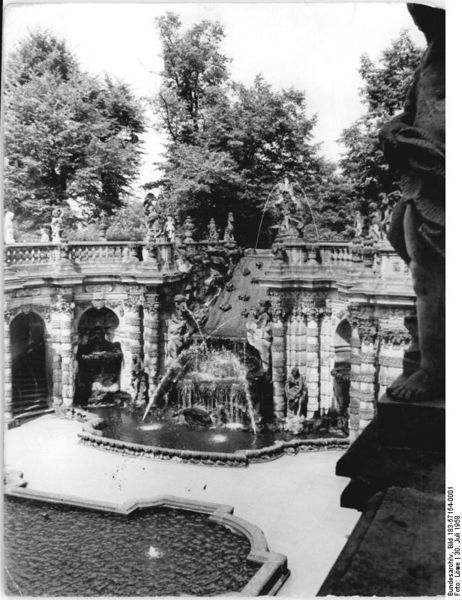 Soubor:Bundesarchiv Bild 183-57154-0001, Dresden, Zwinger, Nymphenbad.jpg