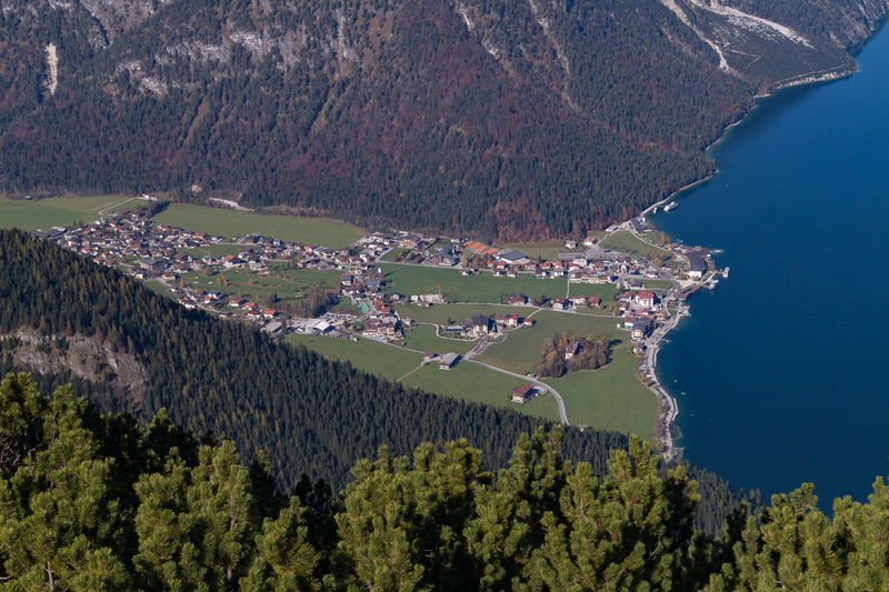 Soubor:Pertisau vom Bärenkopf 2017-10.jpg