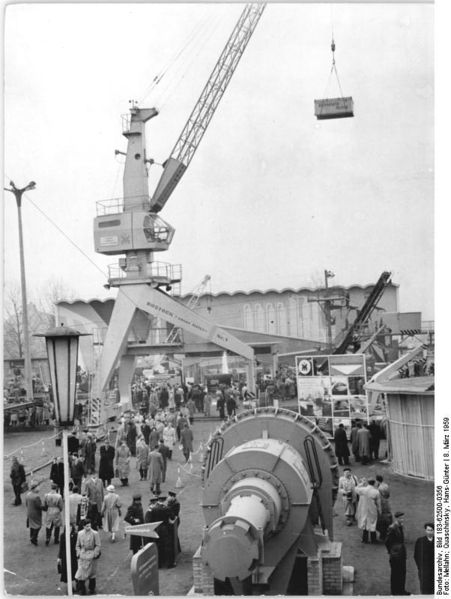 Soubor:Bundesarchiv Bild 183-62500-0356, Leipzig, Frühjahrsmesse, Freigelände D V.jpg