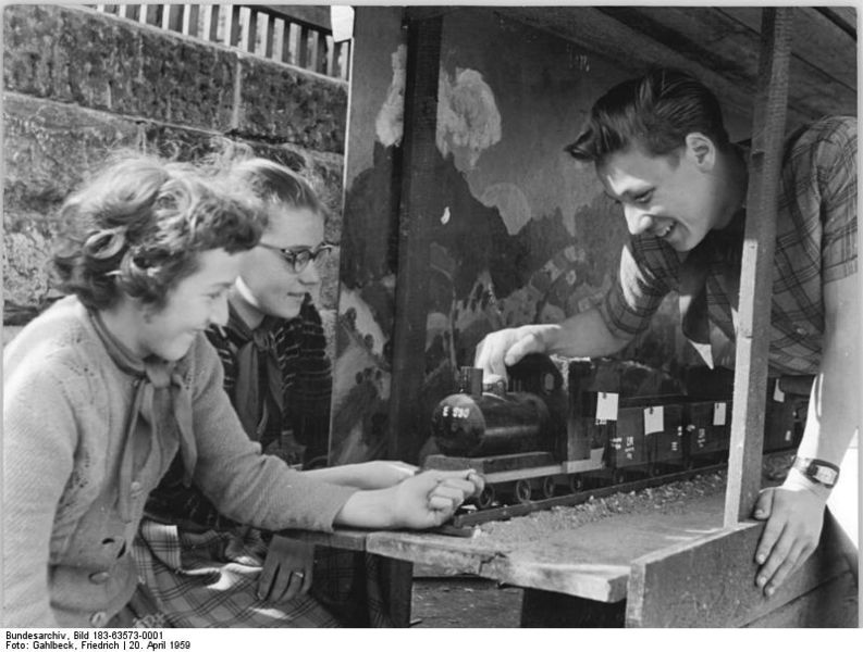 Soubor:Bundesarchiv Bild 183-63573-0001, Mengersgereuth-Hämmern, Pionierexpress.jpg