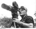 Bundesarchiv N 1603 Bild-352, Horst Grund mit Filmkamera.jpg