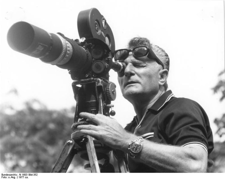 Soubor:Bundesarchiv N 1603 Bild-352, Horst Grund mit Filmkamera.jpg