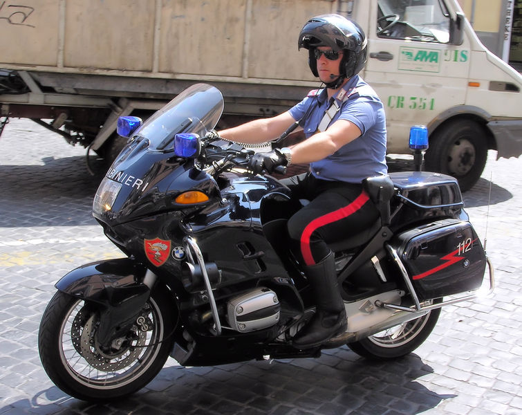 Soubor:Carabinieri.motorcycle.in.rome.arp.jpg