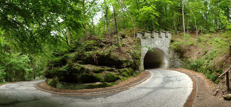 Soubor:Kokořín, tunel pod hradem.jpg