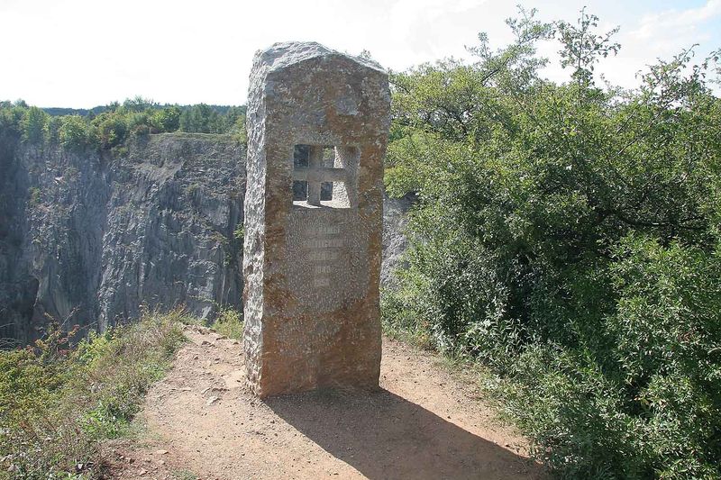 Soubor:Pomník nad Trestaneckým lomem.jpg