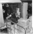 Bundesarchiv Bild 183-60958-0003, Berlin, Postamt O 17, Paketverladung.jpg