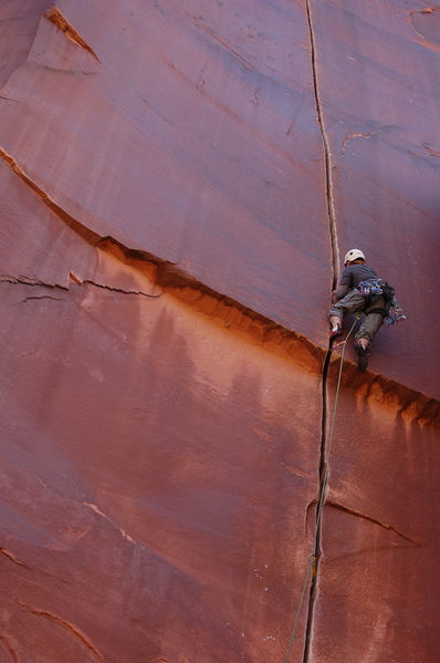 Soubor:Crack climbing in Indian Creek, Utah.jpg