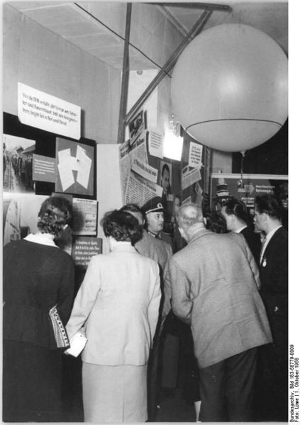 Soubor:Bundesarchiv Bild 183-58779-0009, Dresden, 9. CDU-Parteitag, MfS-Ausstellung.jpg