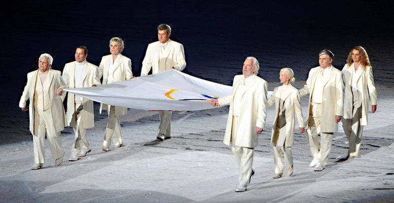 Soubor:Olympic flag carried into BC Place at 2010 Winter Olympics opening ceremony (cropped).jpg