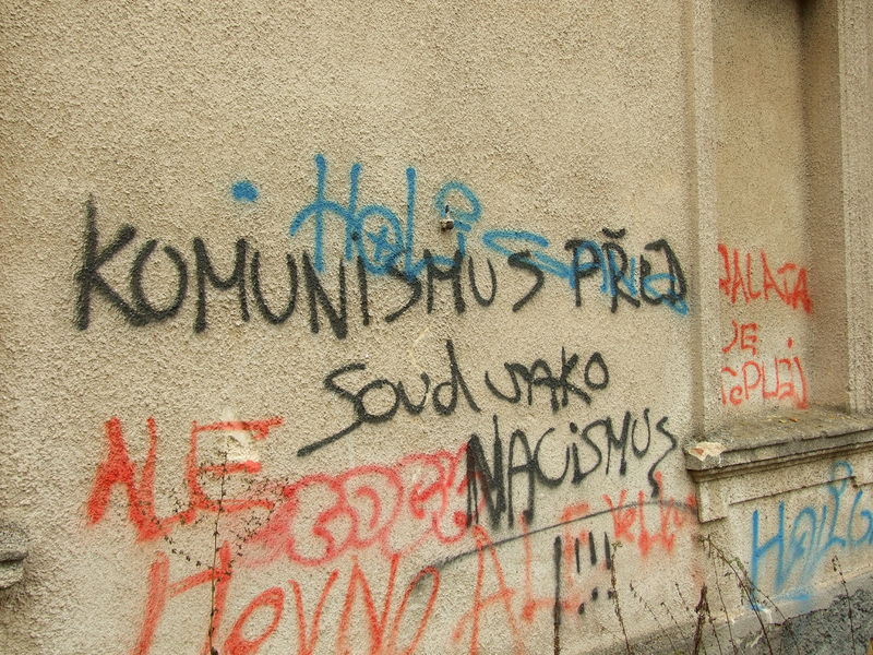 Soubor:Praha, Klánovice, antikomunistický nápis.JPG