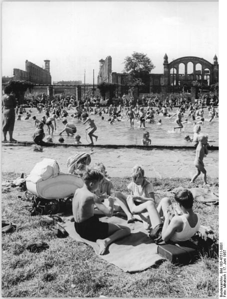 Soubor:Bundesarchiv Bild 183-47511-0001, Berlin, Planschbecken am Nordbahnhof.jpg