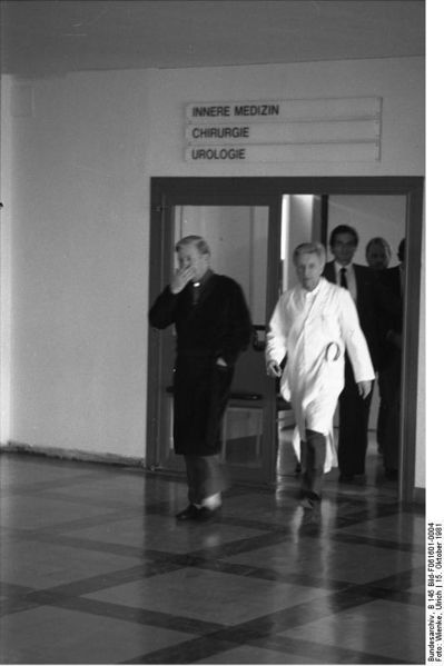 Soubor:Bundesarchiv B 145 Bild-F061601-0004, Bundeswehrkrankenhaus Koblenz, Helmut Schmidt.jpg