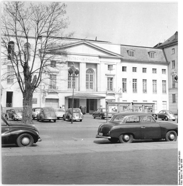 Soubor:Bundesarchiv Bild 183-54478-0001, Berlin, Deutsches Theater, Außenansicht.jpg