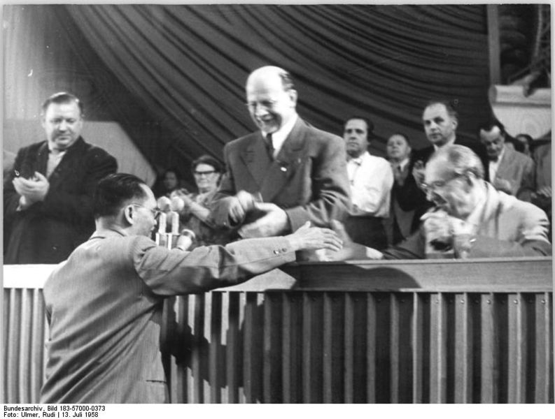 Soubor:Bundesarchiv Bild 183-57000-0373, Berlin, V. SED-Parteitag, 4.Tag.jpg