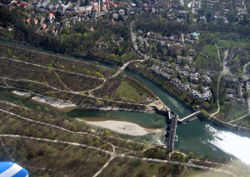 Soubor:München - Isarstauwehr (Luftbild).jpg