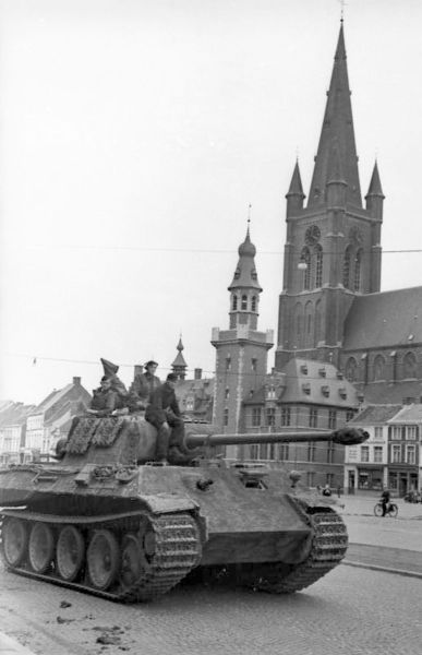 Soubor:Bundesarchiv Bild 101I-300-1876-07A, Belgien - Flandern, Panzer der 1.SS-Division.jpg