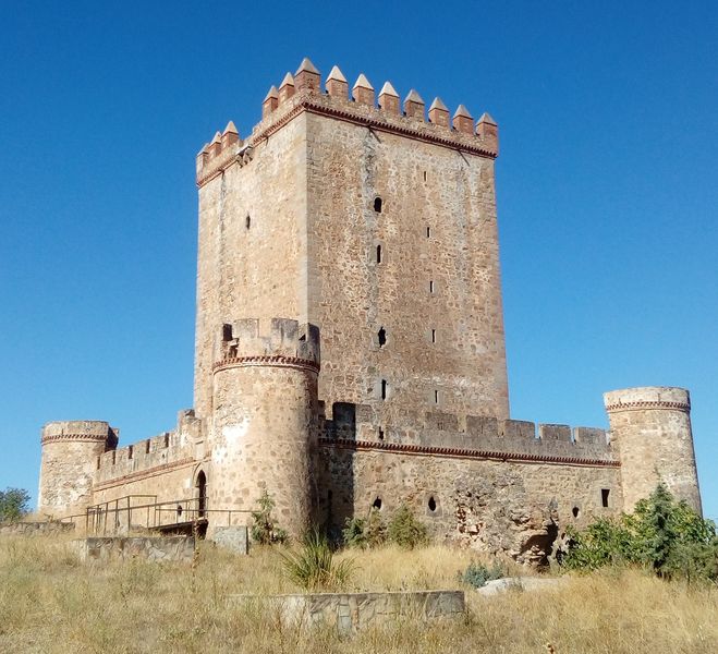 Soubor:Castillo-nogales-extremadura-españa-agosto-2018 (cropped).jpg