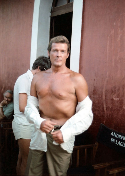 Soubor:Roger Moore at the sets of Sea Wolves.jpg