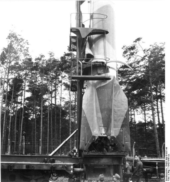 Soubor:Bundesarchiv RH8II Bild-B1937-44, Peenemünde, Abschussrampe auf Eisenbahnwagen.jpg